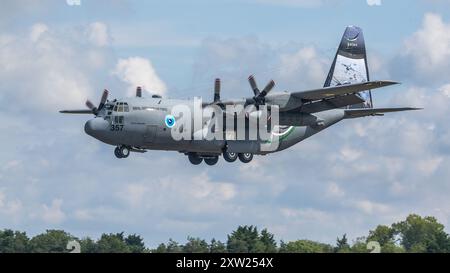 Royal Jordanian Air Force - Lockheed C-130H Hercules, in arrivo alla RAF Fairford per prendere parte allo spettacolo statico al RIAT 2024. Foto Stock