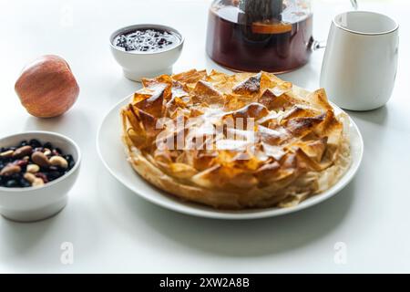 Torta dolce, pasticcini fatti in casa su sfondo chiaro. Messa a fuoco selezionata. Primo piano. Foto di alta qualità Foto Stock