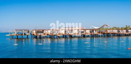 Antalya-Turchia: 10 settembre 2022: Lussuose logge private, lettini e ombrelloni su un grande molo di legno ad Antalya. Antalya una delle principali destinazioni estive f Foto Stock