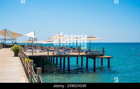 Antalya-Turchia: 10 settembre 2022: Turisti che prendono il sole sul molo e si divertono in una calda giornata estiva ad Antalya. Foto Stock