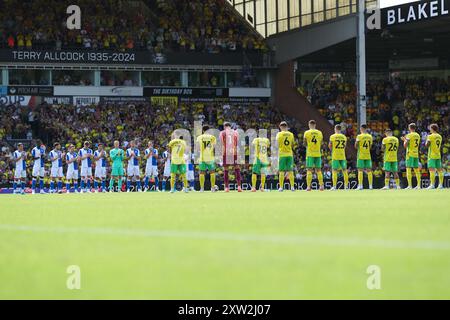 Giocatori, funzionari e tifosi partecipano a un applauso di minuti per Terry Allcock prima della partita del Campionato Sky Bet, Norwich City vs Blackburn Rovers a Carrow Road, Norwich, Regno Unito, 17 agosto 2024 (foto di Izzy Poles/News Images) Foto Stock