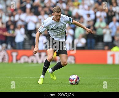 Callum ELDER del Derby County FC che attacca con il pallone durante la partita del Campionato Sky Bet Derby County vs Middlesbrough al Pride Park Stadium, Derby, Regno Unito, 17 agosto 2024 (foto di Mark Dunn/News Images) Foto Stock