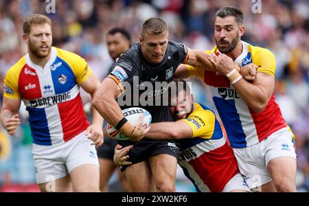 Jed Cartwright di Hull FC viene placcato durante il Betfred Super League match a Elland Road, Leeds. Data foto: Sabato 17 agosto 2024. Foto Stock