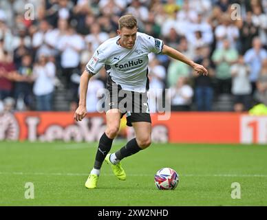 Derby, Regno Unito. 17 agosto 2024. Callum ELDER del Derby County FC attacca con il pallone durante la partita del Campionato Sky Bet Derby County vs Middlesbrough al Pride Park Stadium, Derby, Regno Unito, 17 agosto 2024 (foto di Mark Dunn/News Images) a Derby, Regno Unito il 17/8/2024. (Foto di Mark Dunn/News Images/Sipa USA) credito: SIPA USA/Alamy Live News Foto Stock