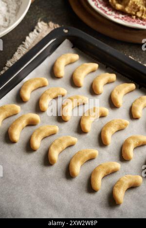 Preparazione di mezzalune di vaniglia chiamate Kipferl - biscotti di Natale tradizionali Foto Stock