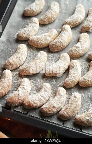 Biscotti di Natale fatti in casa, chiamati mezzalune di vaniglia o Kipferl su una teglia da forno Foto Stock