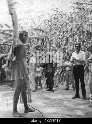 ROGER VADIM dirige JOHN PHILLIP LAW in una scena per BARBARELLA 1968 regista ROGER VADIM scrittore JEAN CLAUDE FOREST Costume Design JACQUES FONTERAY e PACO RABANNE Production Designer MARIO GARBUGLIA Cinematografia CLAUDE RENOIR Paramount Pictures Foto Stock