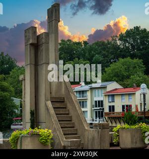 Una foto quadrata di una misteriosa scalinata che porta al nulla, situata presso il lago Anne a Reston, Virginia Foto Stock