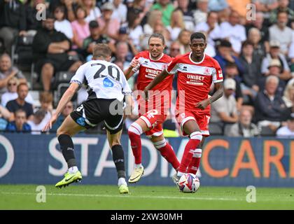 Isaiah Jones di Middlesbrough che attacca con il pallone con Callum ELDER del Derby County FC che difende durante la partita del titolo Sky Bet Derby County vs Middlesbrough al Pride Park Stadium, Derby, Regno Unito, 17 agosto 2024 (foto di Mark Dunn/News Images) Foto Stock