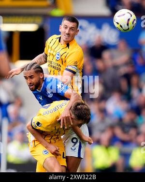 Lewis Dunk di Brighton & Hove Albion vince un colpo di testa su Dominic Calvert-Lewin di Everton e Jack Hinshelwood di Brighton & Hove Albion durante la partita di Premier League a Goodison Park, Liverpool. Data foto: Sabato 17 agosto 2024. Foto Stock