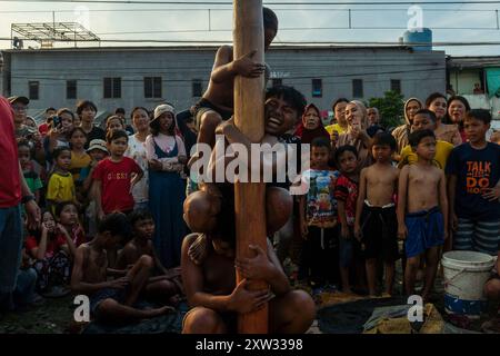 Giacarta, Giacarta, Indonesia. 17 agosto 2024. I bambini partecipano al gioco tradizionale chiamato ''Panjat Pinang'' per scalare pali d'albero ingrassati e raccogliere premi in cima durante una celebrazione del 79° giorno dell'indipendenza indonesiana a Giacarta. (Immagine di credito: © Asyraf Rasid/ZUMA Press Wire) SOLO PER USO EDITORIALE! Non per USO commerciale! Crediti: ZUMA Press, Inc./Alamy Live News Foto Stock