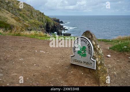 Cartello con il nome di Lizard Point, il luogo più a sud della Bretagna. Foto Stock