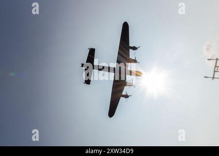 Aeroporto Southend di Londra, Essex, Regno Unito. 17 agosto 2024. Il Royal Air Force Battle of Britain Memorial Flight ha inviato il suo bombardiere da guerra Avro Lancaster PA474 all'aeroporto civile da cui operare per l'Eastbourne Airshow di quattro giorni. Il Lancaster è stato messo a terra per un programma di manutenzione esteso durante l'inverno e non ha volato nel 2024 fino alla fine di luglio. Il Lancaster si vede nelle finali per atterrare sopra le luci di avvicinamento Foto Stock