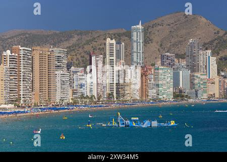 Benidorm, Spagna - 4 agosto 2023: Grattacieli sul lungomare di Benidorm, Alicante, Spagna. Foto Stock