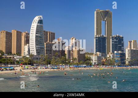 Benidorm, Spagna - 4 agosto 2023: Delfin Tower e intempo Skyscraper, Alicante, Spagna. Foto Stock