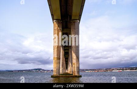 Dundee, Tayside, Scozia, Regno Unito. 17 agosto 2024. Tempo nel Regno Unito: Una giornata di blustery con pioggia leggera e occasionali sole nel nord-est della Scozia. I forti venti sono le nuvole di tempesta che attraversano Dundee, con acqua instabile sul fiume Tay mentre la marea si diffonde. Crediti: Dundee Photographics/Alamy Live News Foto Stock