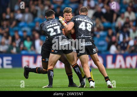 Rhys Kennedy dei London Broncos è placcato da Zach Jebson Hull FC e Jed Cartwright di Hull FC durante il Magic Weekend match Hull FC vs London Broncos a Elland Road, Leeds, Regno Unito, 17 agosto 2024 (foto di Craig Thomas/News Images) Foto Stock