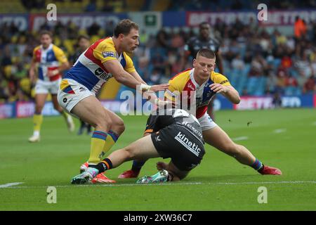 Leeds, Regno Unito. 17 agosto 2024. ***La difesa di Londra è forte durante il Magic Weekend Super League match tra Hull FC e London Broncos a Elland Road, Leeds, Inghilterra, il 17 agosto 2024. Foto di Simon Hall. Solo per uso editoriale, licenza richiesta per uso commerciale. Non utilizzare in scommesse, giochi o pubblicazioni di singoli club/campionato/giocatori. Crediti: UK Sports Pics Ltd/Alamy Live News Foto Stock