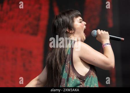 Londra, Regno Unito. Sabato 17 agosto 2024. Lola Young si esibisce sull'East Stage all'All Points East Festival che si tiene a Victoria Park, nella zona est di Londra. Crediti: Katie Collins/EMPICS/Alamy Live News Foto Stock