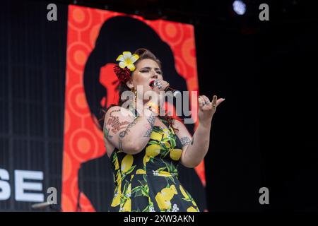 Camp Bestival, Weston Park, Shropshire, Regno Unito. 17 agosto 2024. La Amy Winehouse Band si esibisce sul palco principale in uno dei festival musicali per famiglie più amati e di maggior successo del Regno Unito. Crediti: Julian Kemp/Alamy Live News Foto Stock