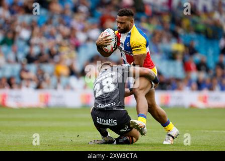 Emmanuel Waine dei London Broncos (a destra) viene affrontato da Denive Balmforth di Hull FC durante il Betfred Super League match a Elland Road, Leeds. Data foto: Sabato 17 agosto 2024. Foto Stock