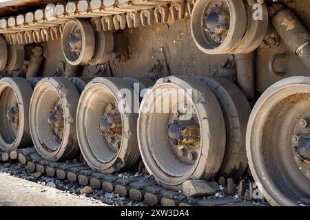 Tracce e ruote di un vecchio carro armato militare da vicino Foto Stock