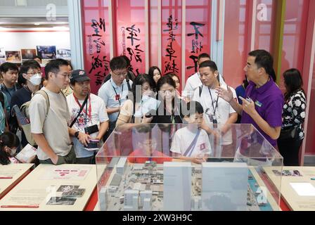 Hong Kong, Cina. 17 agosto 2024. I cittadini visitano una sala espositiva presso l'edificio della Independent Commission Against Corruption (ICAC) a Hong Kong, Cina meridionale, 17 agosto 2024. L'ICAC di Hong Kong ha dichiarato che aprirà il suo edificio a North Point al pubblico per il fine settimana che inizia sabato e il fine settimana successivo per mostrare gli sforzi anti-innesco della commissione nei suoi 50 anni di storia. Crediti: Wang Shen/Xinhua/Alamy Live News Foto Stock