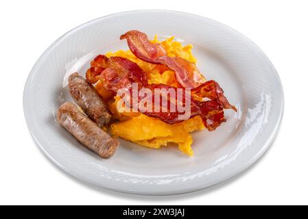 Colazione con uova strapazzate, pancetta e salsiccia in un piatto bianco isolato su bianco con percorso di ritaglio incluso Foto Stock