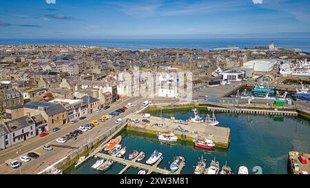 Fraserburgh Harbour Aberdeenshire Scozia vista delle molte case cittadine e delle piccole barche da pesca ormeggiate nel porto Foto Stock
