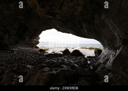 Arco roccioso naturale dell'Arches Provincial Park a Portland Creek, sulla costa della penisola settentrionale di Terranova Foto Stock