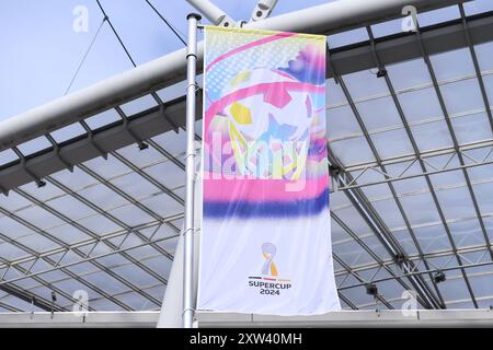 Leverkusen, Germania. 17 agosto 2024. Fussball DFL-Supercup Bayer 04 Leverkusen - VfB Stuttgart AM 17.08.2024 in der BayArena a Leverkusen Supercup 2024 - Flagge vor der BayArena a Leverkusen i regolamenti del DFL vietano qualsiasi uso di fotografie come sequenze di immagini e/o quasi-video. Foto: Revierfoto credito: ddp media GmbH/Alamy Live News Foto Stock