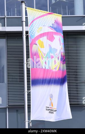 Leverkusen, Germania. 17 agosto 2024. Fussball DFL-Supercup Bayer 04 Leverkusen - VfB Stuttgart AM 17.08.2024 in der BayArena a Leverkusen Supercup 2024 - Flagge vor der BayArena a Leverkusen i regolamenti del DFL vietano qualsiasi uso di fotografie come sequenze di immagini e/o quasi-video. Foto: Revierfoto credito: ddp media GmbH/Alamy Live News Foto Stock