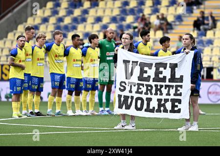 Sint Truiden, Belgio. 17 agosto 2024. Un minuto di silenzio per la madre di Wolke Janssen prima di una partita di calcio tra Sint-Truidense VV e FCV Dender EH, sabato 17 agosto 2024 a Sint-Truiden, nella quarta giornata della stagione 2024-2025 della "Jupiler Pro League" prima divisione del campionato belga. BELGA FOTO JOHAN EYCKENS credito: Belga News Agency/Alamy Live News Foto Stock
