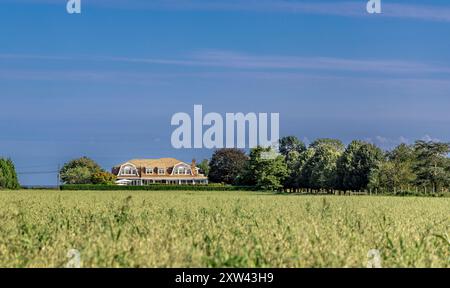 casa costosa vista in un campo a sagaponack, new york Foto Stock