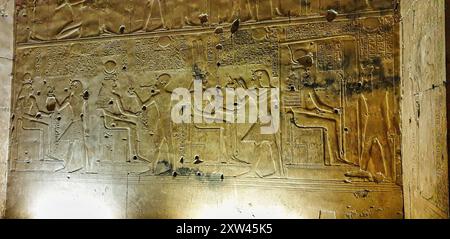 Pharoah Seti i offre di preghiera alla Dea Iside nella Cappella di Iside in questo rilievo dipinto a muro nel Tempio di Seti costruito nel XIII secolo a.C. dal Faroah Seti i vicino Abido, in Egitto Foto Stock