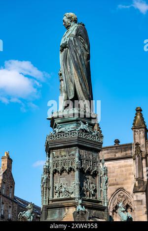 Statua in bronzo di Walter Francis Montagu Douglas Scott, quinto duca di Buccleuch, Parliament Square, Edimburgo, Scozia, Regno Unito Foto Stock