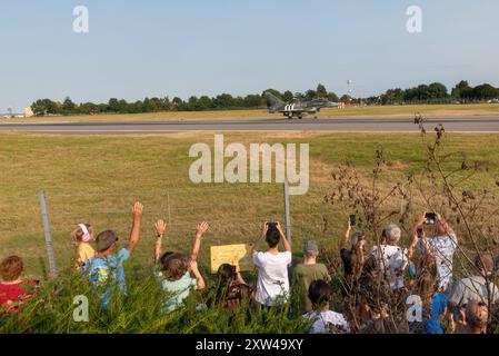 Aeroporto Southend di Londra, Essex, Regno Unito. 17 agosto 2024. La Royal Air Force ha inviato un caccia Eurofighter Typhoon all'aeroporto civile da cui operare per l'Eastbourne Airshow di quattro giorni. Uno dei getti è appositamente dipinto in uno schema di anniversario del D-Day della RAF in tempo di guerra con «strisce di invasione». Il jet è atterrato dopo la sua esposizione, con gli appassionati a guardare Foto Stock