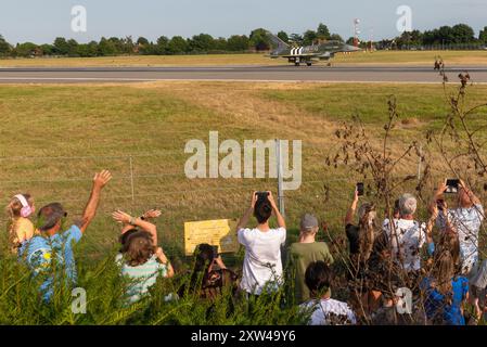 Aeroporto Southend di Londra, Essex, Regno Unito. 17 agosto 2024. La Royal Air Force ha inviato un caccia Eurofighter Typhoon all'aeroporto civile da cui operare per l'Eastbourne Airshow di quattro giorni. Uno dei getti è appositamente dipinto in uno schema di anniversario del D-Day della RAF in tempo di guerra con «strisce di invasione». Il jet è atterrato dopo la sua esposizione, con gli appassionati a guardare Foto Stock