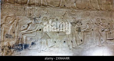 Pharoah Seti i fa offerte a diverse forme di Dio Horus nella Cappella di Horus in questo rilievo murale dipinto nel Tempio di Seti costruito nel XIII secolo a.C. dal Pharoah Seti i vicino ad Abido, in Egitto Foto Stock