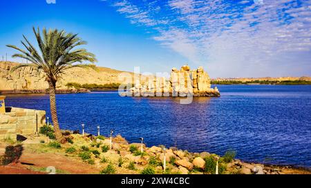 Vista dall'isola di Agilkia sul lago Nasser in una brillante giornata di sole vicino al Tempio di Iside sull'isola di Philae sul lago Nasser, costruito da Nectanebo e Tolomeo Pharoahs vicino ad Assuan, in Egitto Foto Stock