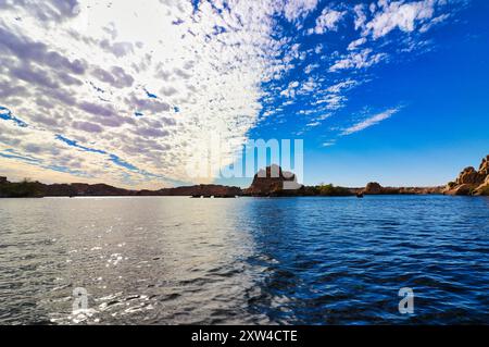 Vista dall'isola di Agilkia sul lago Nasser in una brillante giornata di sole vicino al Tempio di Iside sull'isola di Philae sul lago Nasser, costruito da Nectanebo e Tolomeo Pharoahs vicino ad Assuan, in Egitto Foto Stock