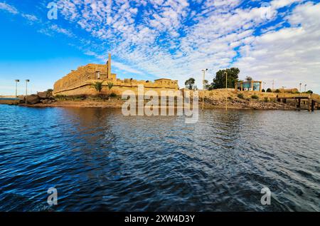 Il magnifico Tempio di Iside a file è costruito sull'isola di Agilkia dopo averla salvata dalle acque del lago Nasser nel 1970 da squadre archeologiche egiziane e dell'UNESCO come visto da una barca Foto Stock