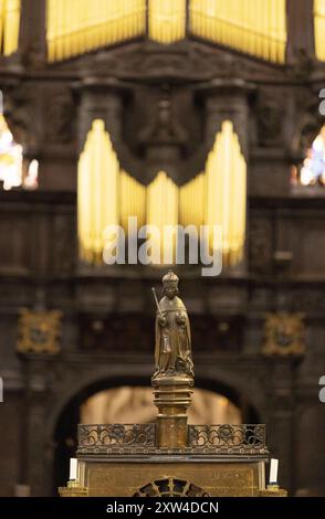 Kings College Chapel, Cambridge Regno Unito - statua del re Enrico vi in cima al leggio di Hacomblen e l'organo della cappella. Foto Stock