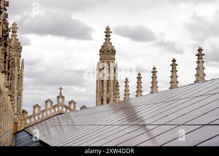 Tetto della Cappella del Kings College, con pannelli solari installati nel 2023 per l'energia verde, rinnovabile o solare; Kings College Cambridge Regno Unito. Foto Stock