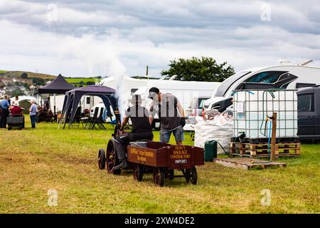 Stithians, Cornovaglia, Regno Unito. 17 agosto 2024. Grandi folle partecipano al Great Steam Engine Rally dell'Inghilterra occidentale, che si svolge fino a domani sera. È il più antico e più grande rally di motori a vapore in Cornovaglia, con oltre 100 mostre di vapore, un vecchio salone dei divertimenti, artigianato, stand commerciali, auto d'epoca, veicoli, trattori e motociclette dell'esercito statunitense. Crediti: Keith Larby/Alamy Live News Foto Stock