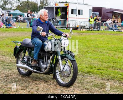 Stithians, Cornovaglia, Regno Unito. 17 agosto 2024. Grandi folle partecipano al Great Steam Engine Rally dell'Inghilterra occidentale, che si svolge fino a domani sera. È il più antico e più grande rally di motori a vapore in Cornovaglia, con oltre 100 mostre di vapore, un vecchio salone dei divertimenti, artigianato, stand commerciali, auto d'epoca, veicoli, trattori e motociclette dell'esercito statunitense. Crediti: Keith Larby/Alamy Live News Foto Stock