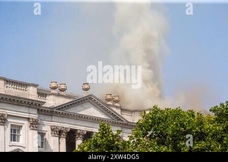 Londra, Inghilterra, Regno Unito. 17 agosto 2024. I vigili del fuoco affrontano il fuoco nella Somerset House, nel centro di Londra. (Credit Image: © Tayfun Salci/ZUMA Press Wire) SOLO PER USO EDITORIALE! Non per USO commerciale! Foto Stock