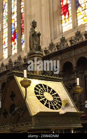 Hacomblens Lectern all'interno della Kings College Chapel, leggio con statua di re Enrico vi d'Inghilterra, fondatore del Kings College di Cambridge nel 1441. Foto Stock