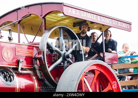 Stithians, Cornovaglia, Regno Unito. 17 agosto 2024. Grandi folle partecipano al Great Steam Engine Rally dell'Inghilterra occidentale, che si svolge fino a domani sera. È il più antico e più grande rally di motori a vapore in Cornovaglia, con oltre 100 mostre di vapore, un vecchio salone dei divertimenti, artigianato, stand commerciali, auto d'epoca, veicoli, trattori e motociclette dell'esercito statunitense. Crediti: Keith Larby/Alamy Live News Foto Stock