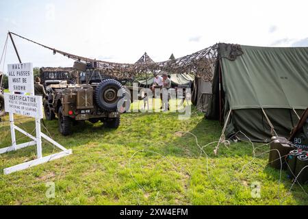 Stithians, Cornovaglia, Regno Unito. 17 agosto 2024. Grandi folle partecipano al Great Steam Engine Rally dell'Inghilterra occidentale, che si svolge fino a domani sera. È il più antico e più grande rally di motori a vapore in Cornovaglia, con oltre 100 mostre di vapore, un vecchio salone dei divertimenti, artigianato, stand commerciali, auto d'epoca, veicoli, trattori e motociclette dell'esercito statunitense. Crediti: Keith Larby/Alamy Live News Foto Stock